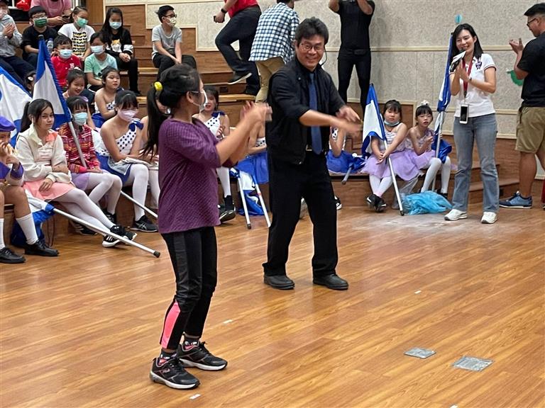 與小林國小學生互動，觀眾上台試著指揮